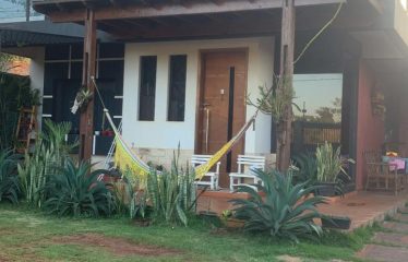 Encantadora Casa de Dos Pisos con Balcones, Ventanales de Vidrio, Quincho y Jardín EN VENTA