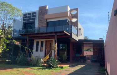 Encantadora Casa de Dos Pisos con Balcones, Ventanales de Vidrio, Quincho y Jardín EN VENTA