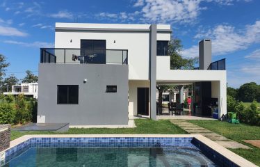 🏡 Residencia Moderna en Venta – Costa del Lago