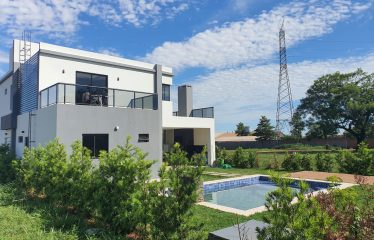 🏡 Residencia Moderna en Venta – Costa del Lago