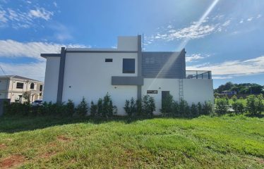 🏡 Residencia Moderna en Venta – Costa del Lago