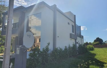 🏡 Residencia Moderna en Venta – Costa del Lago