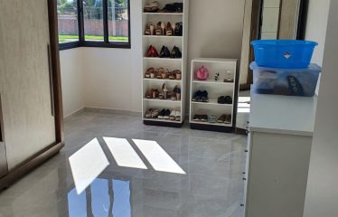 🏡 Residencia Moderna en Venta – Costa del Lago